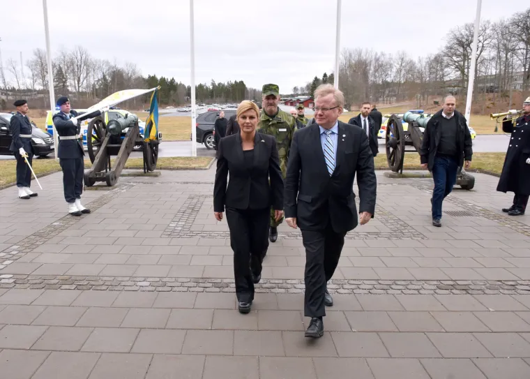 Predsjednica Republike Hrvatske Kolinda Grabar-Kitarović u službenom je petodnevnom posjetu Kraljevini Švedskoj. Danas je razgovarala sa švedskim ministrom obrane i sjeverno od Stockholma obišla vojarnu švedske vojske koja od iduće godine uvodi vojnu obvezu.