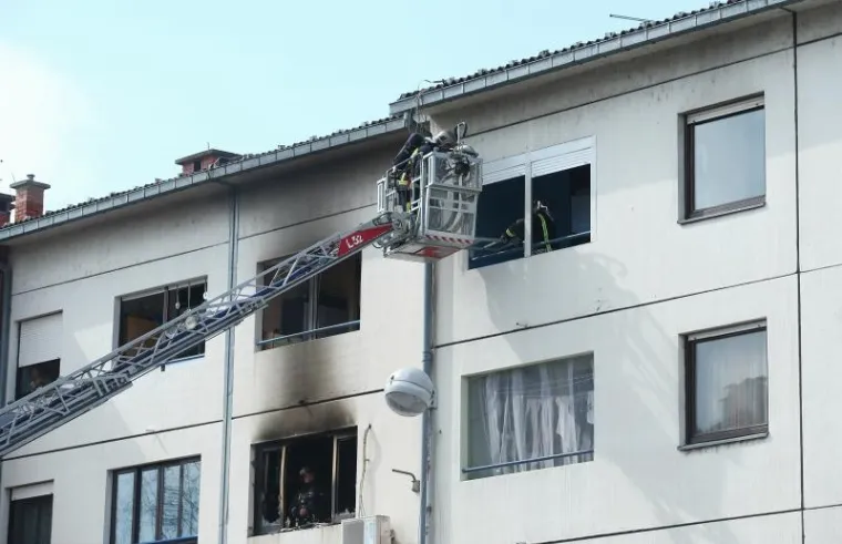 Požar u stanu na zagrebačkim Gredicama, vatrogasci spasili ženu i pse