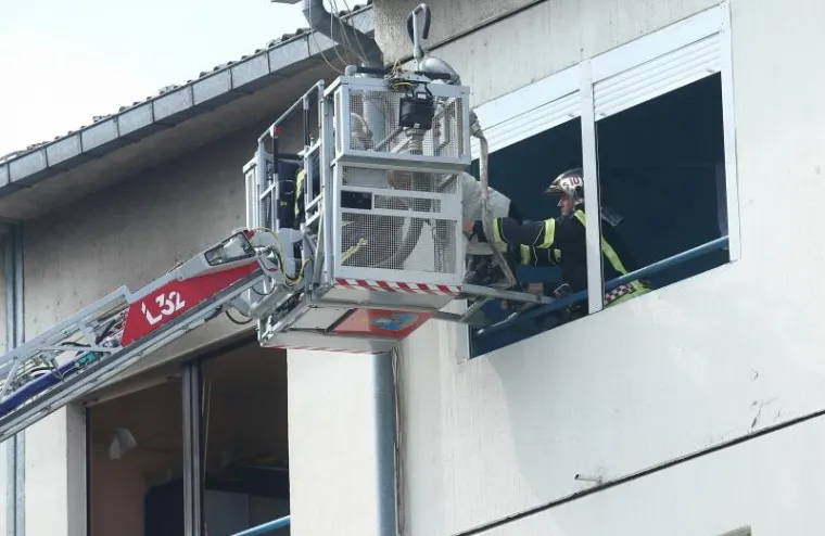 Požar u stanu na zagrebačkim Gredicama, vatrogasci spasili ženu i pse