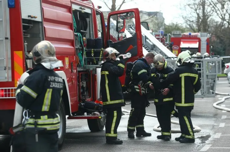 Požar u stanu na zagrebačkim Gredicama, vatrogasci spasili ženu i pse