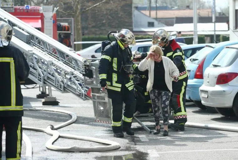 Požar u stanu na zagrebačkim Gredicama, vatrogasci spasili ženu i pse
