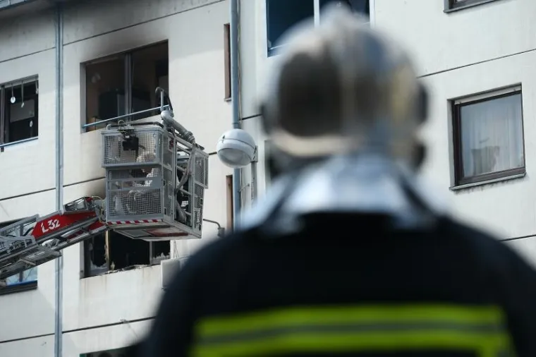 Požar u stanu na zagrebačkim Gredicama, vatrogasci spasili ženu i pse