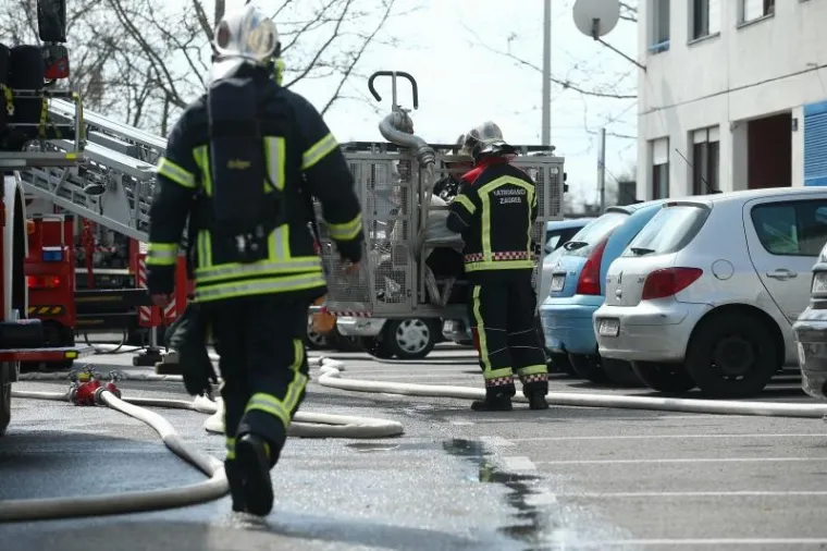 Požar u stanu na zagrebačkim Gredicama, vatrogasci spasili ženu i pse