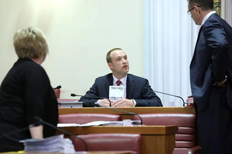 SIMBOLIČNO ŠTIVO ZA KRAĆENJE VREMENA U SABORU: Saucha pred svima čitao Kafkin 'Proces'