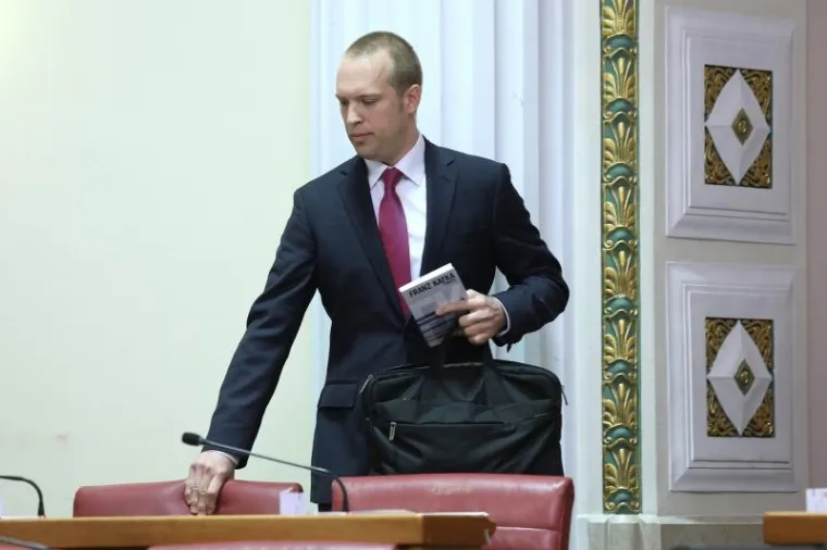 SIMBOLIČNO ŠTIVO ZA KRAĆENJE VREMENA U SABORU: Saucha pred svima čitao Kafkin 'Proces'