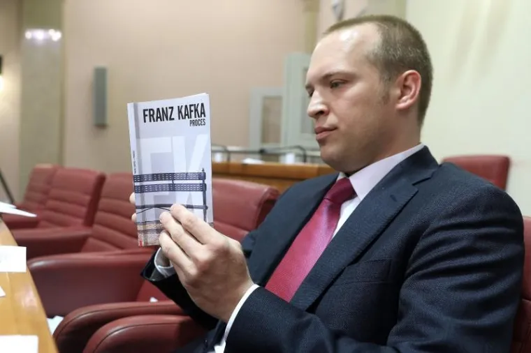 SIMBOLIČNO ŠTIVO ZA KRAĆENJE VREMENA U SABORU: Saucha pred svima čitao Kafkin 'Proces'