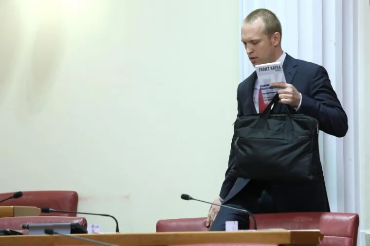 SIMBOLIČNO ŠTIVO ZA KRAĆENJE VREMENA U SABORU: Saucha pred svima čitao Kafkin 'Proces'