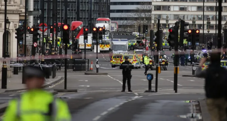 Kaos i pucnjava ispred parlamenta u Londonu