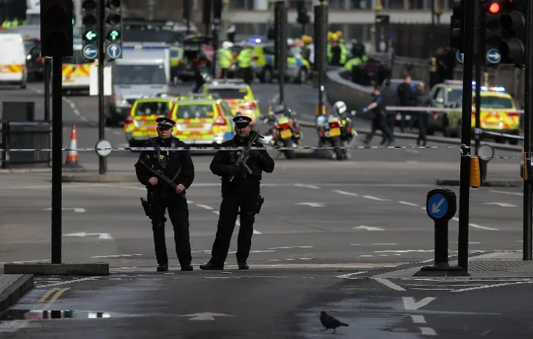 Kaos i pucnjava ispred parlamenta u Londonu