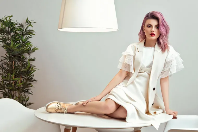 Sofisticirana elegancija, retro minimalizam ili chic romantični stil nadopunjeni su najnovijim statement modnim dodacima čije glavne stilske odrednice inspiraciju vuku iz glamuroznih, dekadentnih era sedamdestih i osamdesetih