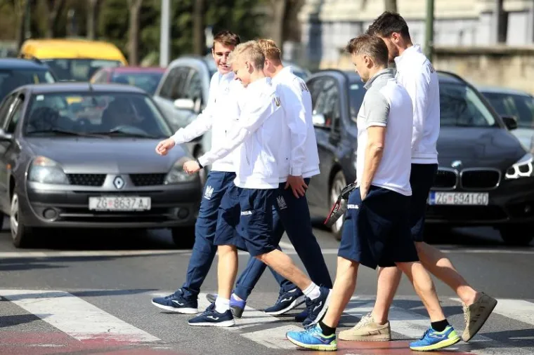 &Scaron;EVČENKO IZVEO IGRAČE U GRAD: Ukrajinci uživali u sunčanom danu, stigli i navijači