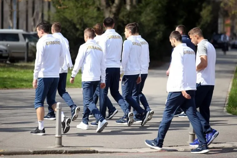 &Scaron;EVČENKO IZVEO IGRAČE U GRAD: Ukrajinci uživali u sunčanom danu, stigli i navijači