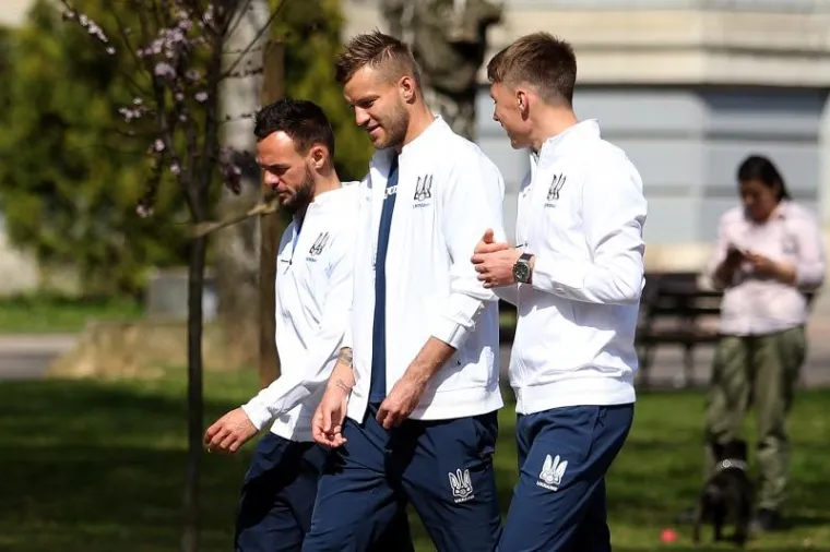 &Scaron;EVČENKO IZVEO IGRAČE U GRAD: Ukrajinci uživali u sunčanom danu, stigli i navijači