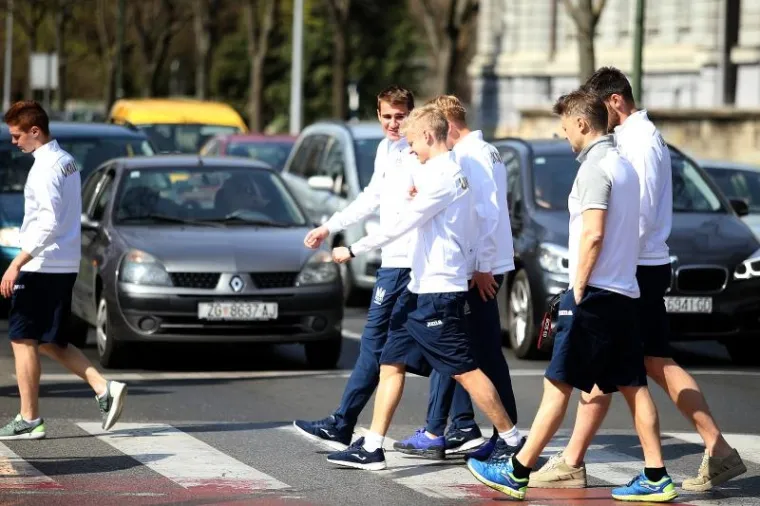 &Scaron;EVČENKO IZVEO IGRAČE U GRAD: Ukrajinci uživali u sunčanom danu, stigli i navijači