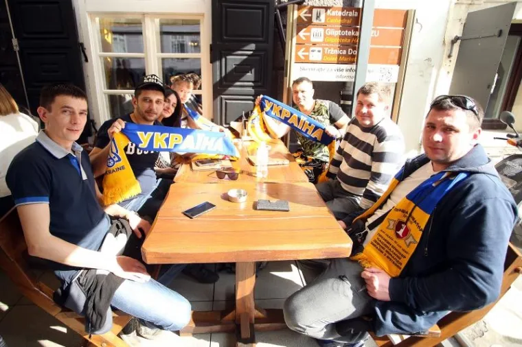 &Scaron;EVČENKO IZVEO IGRAČE U GRAD: Ukrajinci uživali u sunčanom danu, stigli i navijači