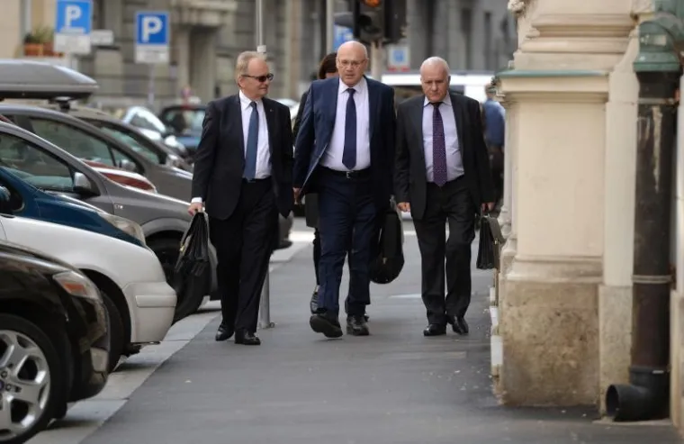 Branimir Glava&scaron; pojavio se danas s odvjetnicima na ponovnom suđenju za Garažu i Selotejp. Pred novinarima je izjavio da od procesa ne očekuje ni&scaron;ta jer je "pravosuđe dno dna" te "neka se sve okonča onako kako netko želi"