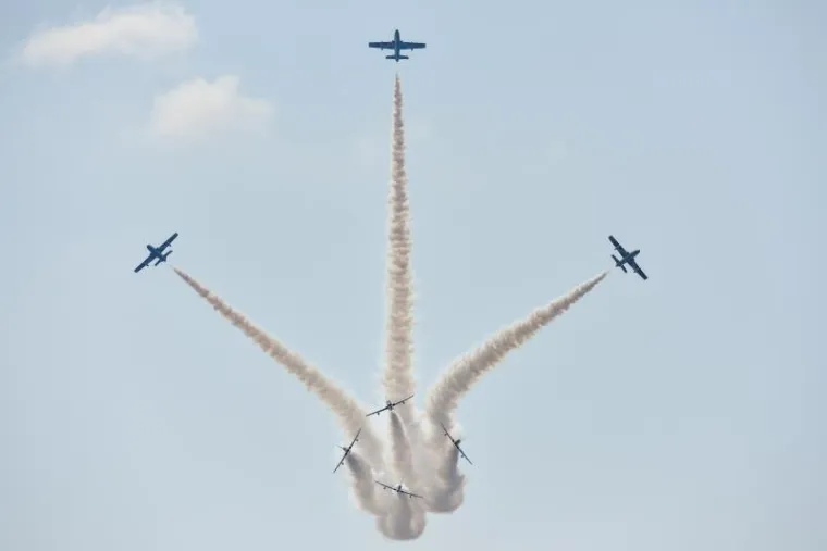 Članovi talijanske letačke akrobatske skupine Frecce Colori izveli su danas za Zadrane atraktivan program povod obilježavanja 25. obljetnice osnutka 93. zrakoplovne baze HRZ i PZO-a u Zemuniku