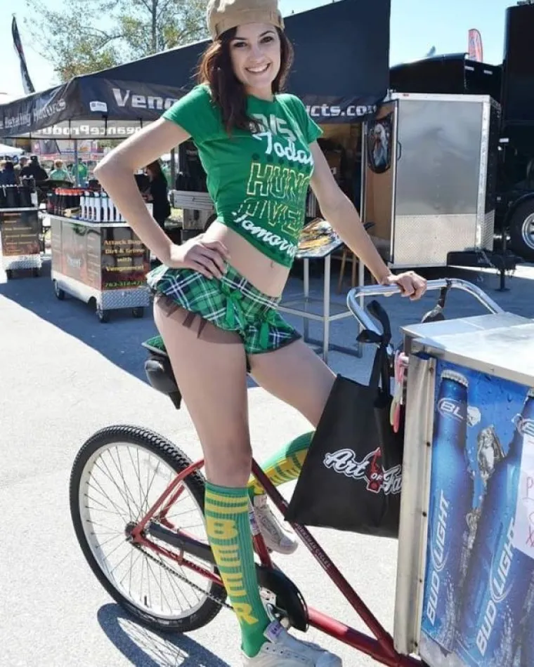 &Scaron;TO JE VIKEND BLIŽI, ONE SU RAZUZDANIJE: Pa kako uopće stignu raditi od tih silnih obnaženih selfija