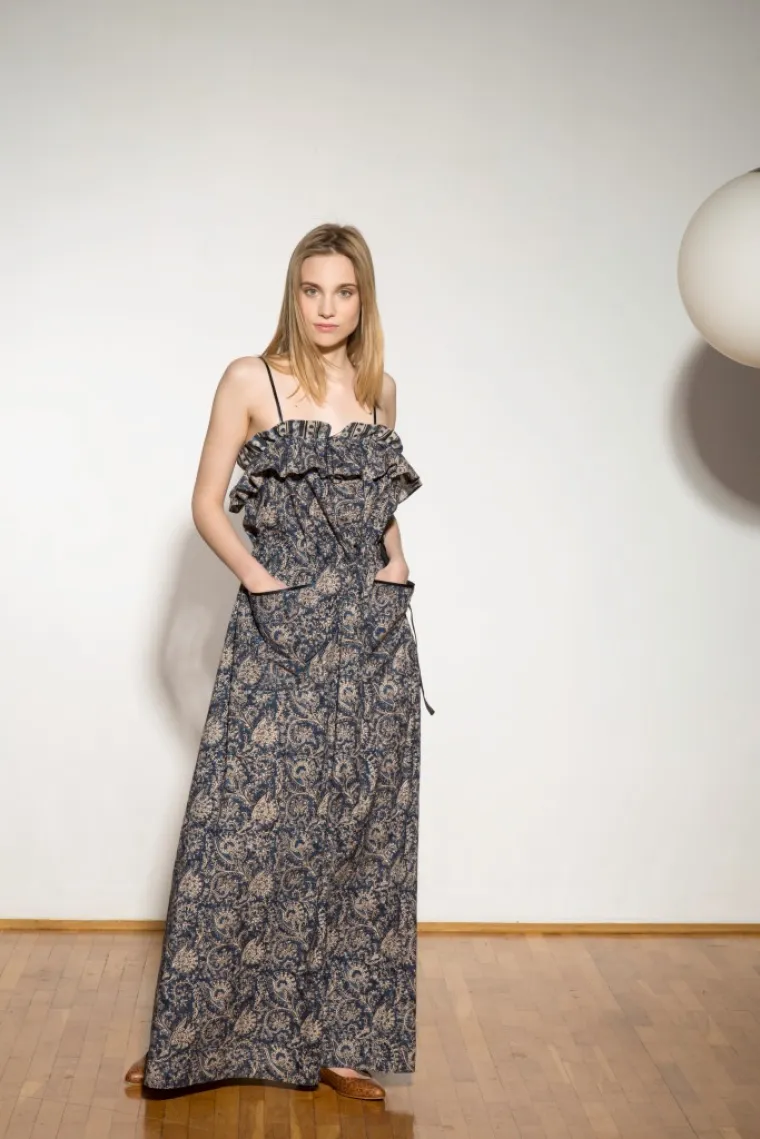 A'marie za ovo proljeće voli spajati više vrsta materijala u jednom modelu te naglašavati detalje koji čine razliku u dojmu te time daju prepoznatljiv potpis brenda.