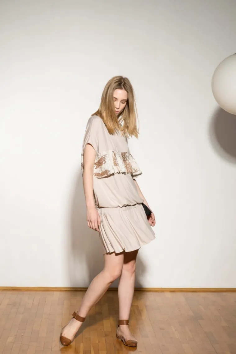 U novoj kolekciji brend A'marie donosi opu&scaron;tene i razigrane modele u kojima proljeće može početi