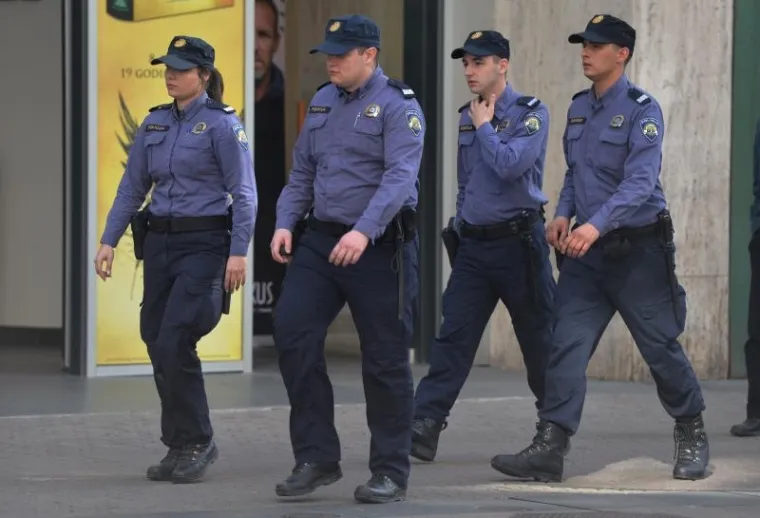 Danima se pi&scaron;e kako domaći nogometni huligani imaju namjeru napraviti nerede u Maksimiru na večera&scaron;njoj utakmici. Net.hr prvi je doznao kako su u HNS-u u strahu od ekstremne skupine hrvatskih navijača koji se protive politici aktualnog vodstva na&scaron;e krovne nogometne organizacije, a koja priprema nerede.