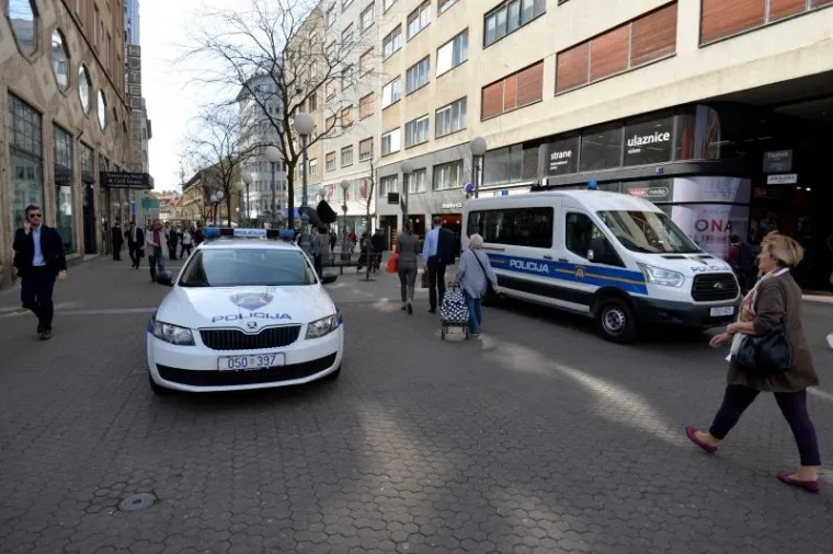 Utakmicu na maksimirskom stadionu i &scaron;iru gradsku zonu osiguravat će nekoliko stotina policajaca, a iz Ravnateljstva policije upozoravaju da će prije, za vrijeme i nakon utakmice snimati stadion i prostor oko stadiona kako bi policija mogla naknadno lak&scaron;e identificirati eventualne izgrednike.