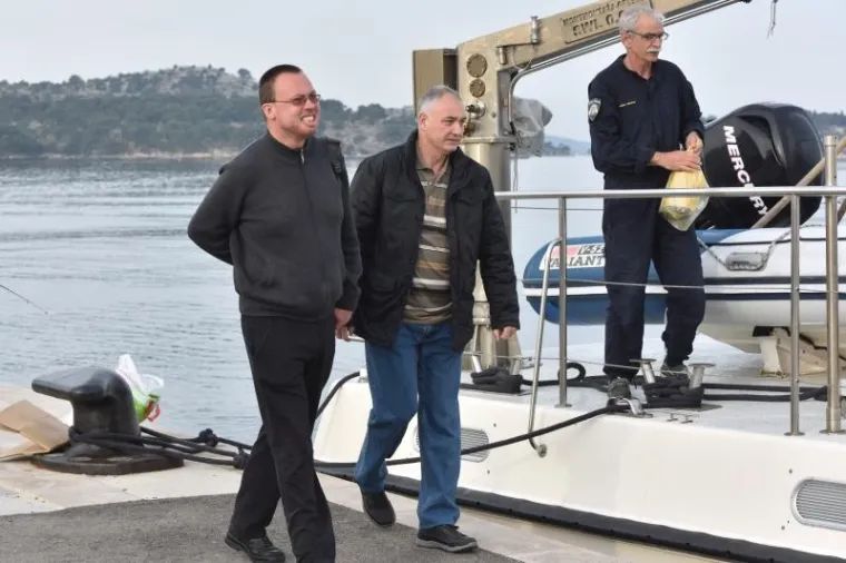 Na Kornatima, gdje je 30. kolovoza 2007. godine iz još nerasvijetljenih razloga smrtno stradalo 12 vatrogasaca, obavlja se nova rekonstrukcija događaja. Skupa s ostalim svjedocima, danas je na Veliki Kornat po prvi puta nakon tog kobnog dana došao i jedini preživjeli sudionik nesreće Frane Lučić.