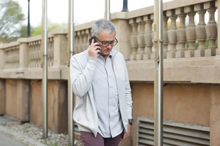 JOSE MOURINHO IZA&Scaron;AO IZ HOTELA PA SARKASTIČNO DOBACIO NOVINARIMA: 'Hvala &scaron;to ste mi dopustili da pro&scaron;etam gradom'