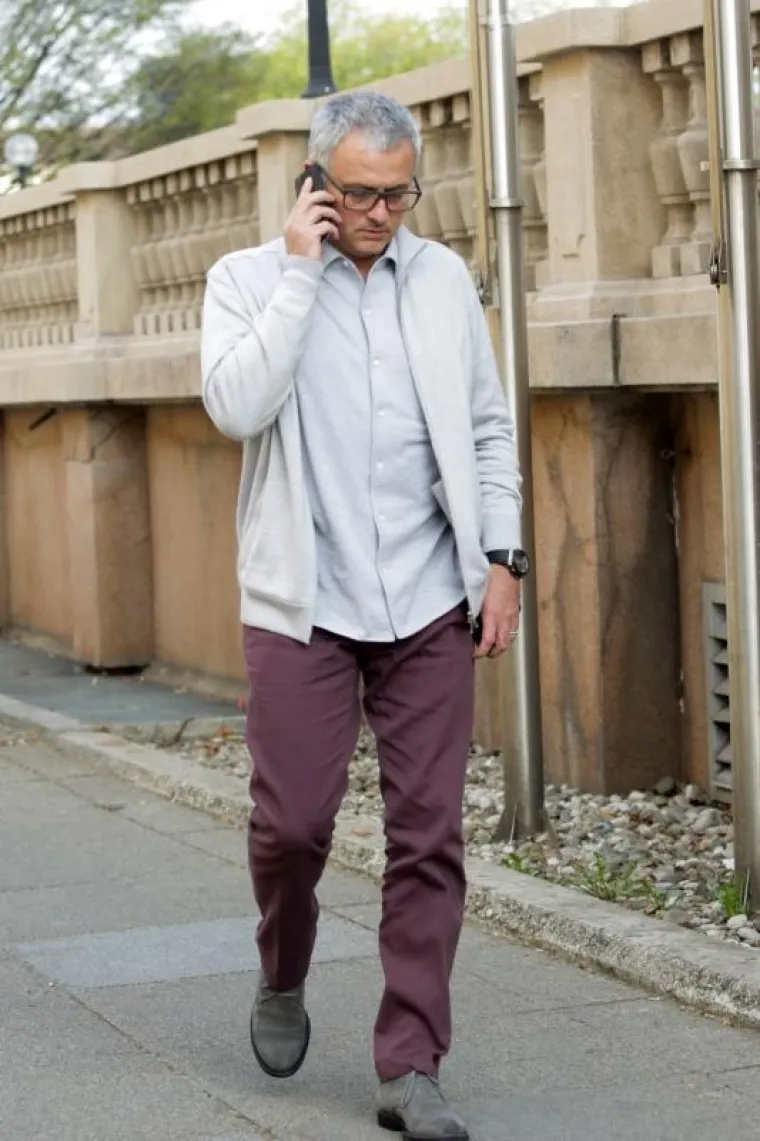 JOSE MOURINHO IZA&Scaron;AO IZ HOTELA PA SARKASTIČNO DOBACIO NOVINARIMA: 'Hvala &scaron;to ste mi dopustili da pro&scaron;etam gradom'