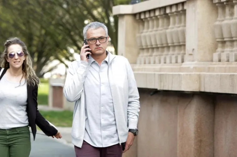 Menadžer Manchester Uniteda Jose Mourinho stigao je u Zagreb na utakmicu Hrvatska - Ukrajina. Engleski mediji nagađaju da je do&scaron;ao na pregovore s Ivanom Peri&scaron;ićem, a postoje glasine i da je u na&scaron;oj zemlji zbog Marcela Brozovića. U popodnevnim je satima petka iza&scaron;ao iz hotela u kojem je smje&scaron;ten, ali se ekspresno vratio natrag kad je ugledao novinare.