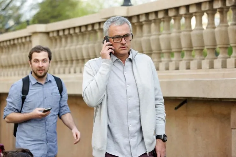 JOSE MOURINHO IZA&Scaron;AO IZ HOTELA PA SARKASTIČNO DOBACIO NOVINARIMA: 'Hvala &scaron;to ste mi dopustili da pro&scaron;etam gradom'