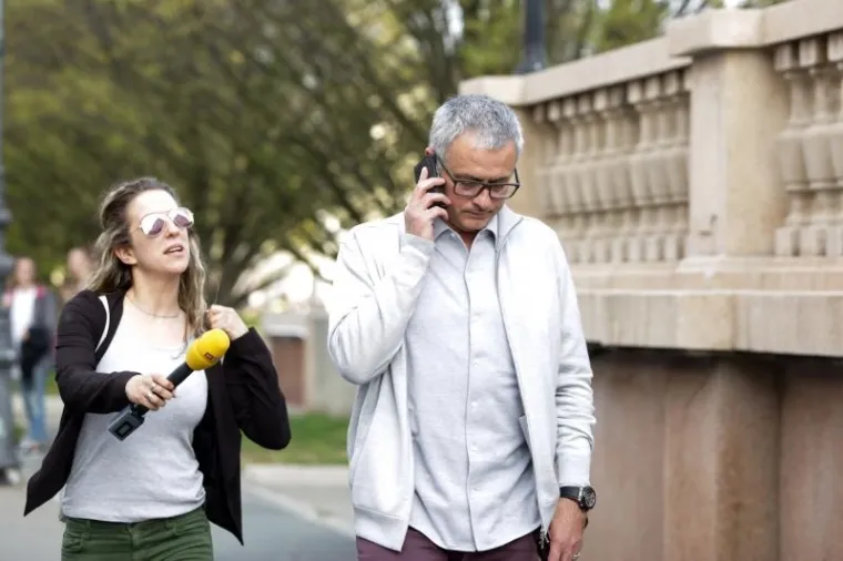 JOSE MOURINHO IZA&Scaron;AO IZ HOTELA PA SARKASTIČNO DOBACIO NOVINARIMA: 'Hvala &scaron;to ste mi dopustili da pro&scaron;etam gradom'