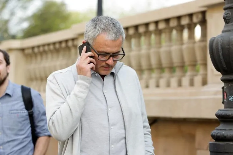 JOSE MOURINHO IZA&Scaron;AO IZ HOTELA PA SARKASTIČNO DOBACIO NOVINARIMA: 'Hvala &scaron;to ste mi dopustili da pro&scaron;etam gradom'