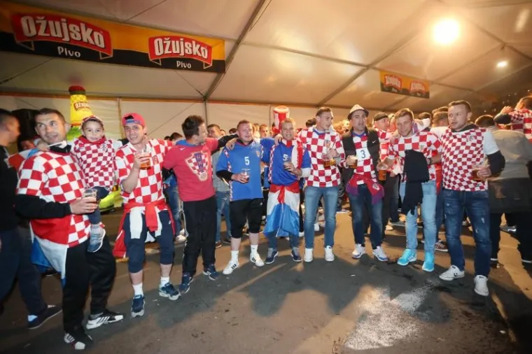 Uzavrela atmosfera ispred Maksimira uoči utakmice Hrvatske i Ukrajine