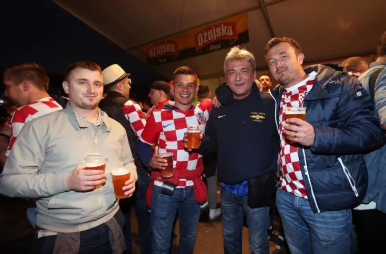 Uzavrela atmosfera ispred Maksimira uoči utakmice Hrvatske i Ukrajine