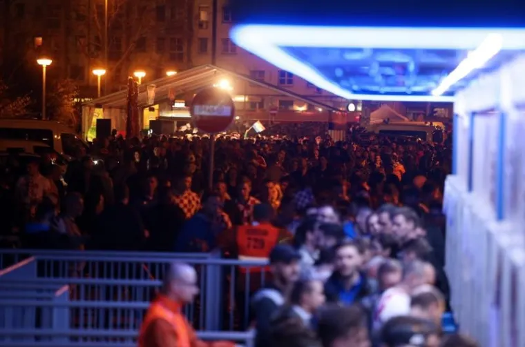 Uzavrela atmosfera ispred Maksimira uoči utakmice Hrvatske i Ukrajine