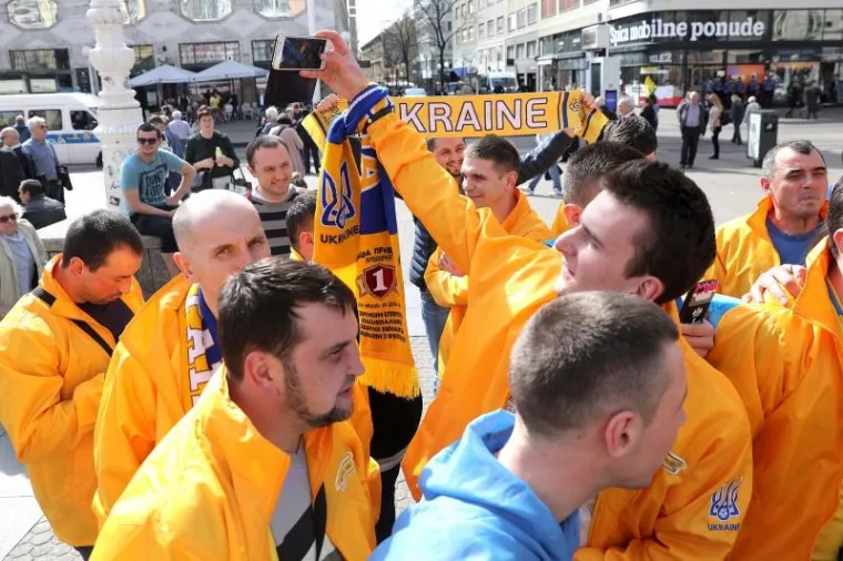 Ukrajinski navijači okupljaju se u centru Zagreba uoči večera&scaron;nje kvalifikacijske utakmice Hrvatske i Ukrajine u Maksimiru za odlazak na SP 2018. godine.