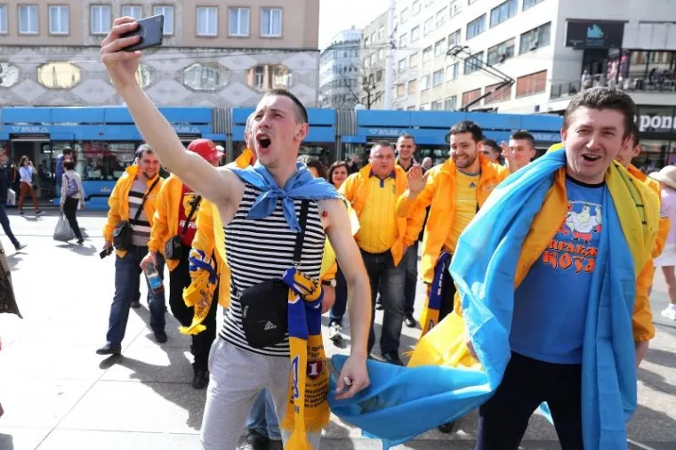A GDJE SU 'KOCKICE'? Ukrajinski navijači u žuto obojali centar Zagreba
