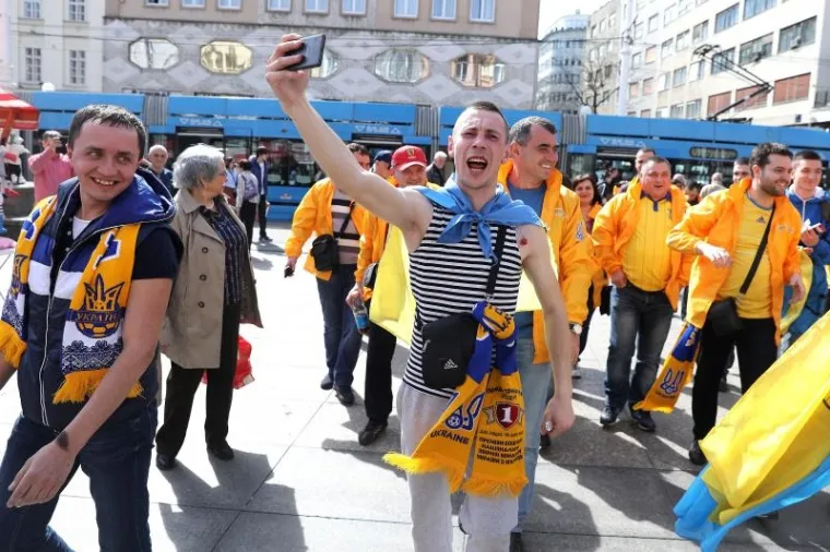 A GDJE SU 'KOCKICE'? Ukrajinski navijači u žuto obojali centar Zagreba