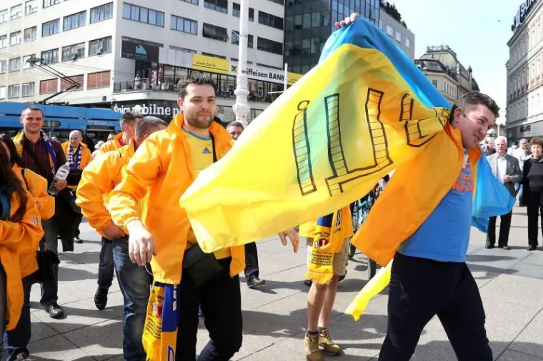 A GDJE SU 'KOCKICE'? Ukrajinski navijači u žuto obojali centar Zagreba