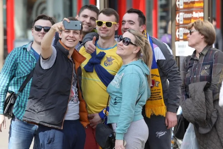 A GDJE SU 'KOCKICE'? Ukrajinski navijači u žuto obojali centar Zagreba