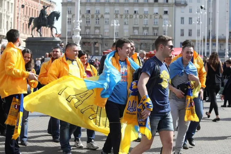 A GDJE SU 'KOCKICE'? Ukrajinski navijači u žuto obojali centar Zagreba