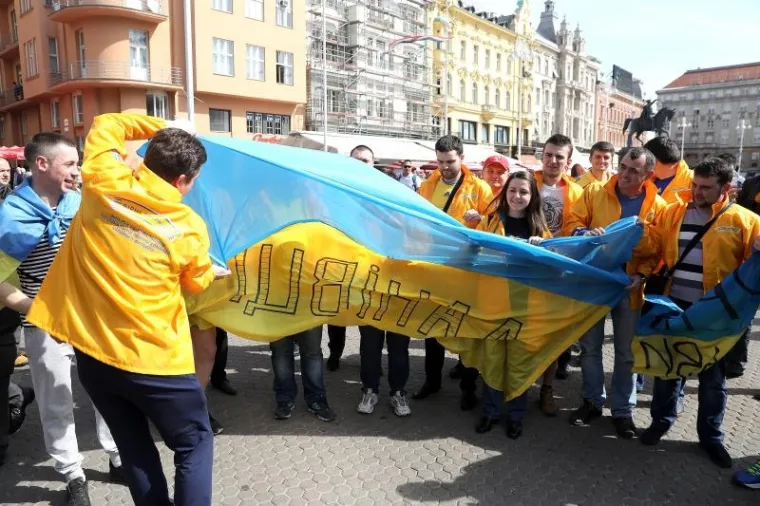 A GDJE SU 'KOCKICE'? Ukrajinski navijači u žuto obojali centar Zagreba