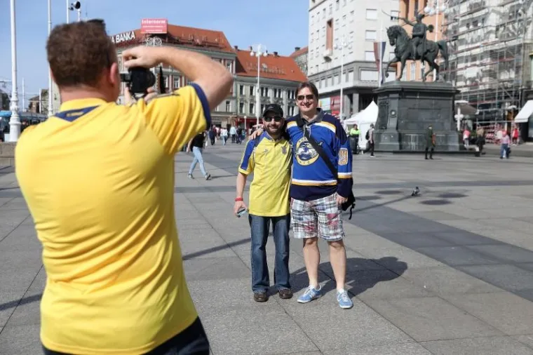 A GDJE SU 'KOCKICE'? Ukrajinski navijači u žuto obojali centar Zagreba
