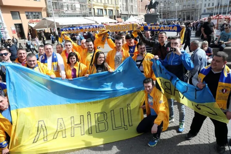 A GDJE SU 'KOCKICE'? Ukrajinski navijači u žuto obojali centar Zagreba