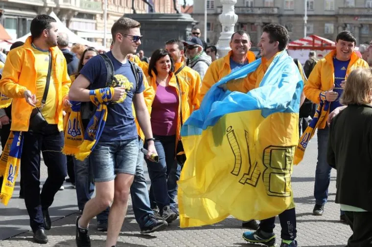 A GDJE SU 'KOCKICE'? Ukrajinski navijači u žuto obojali centar Zagreba