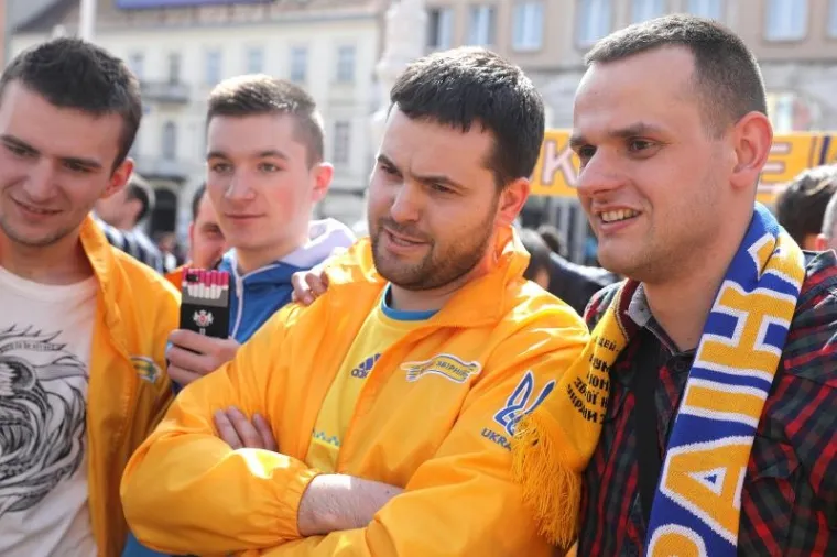 A GDJE SU 'KOCKICE'? Ukrajinski navijači u žuto obojali centar Zagreba