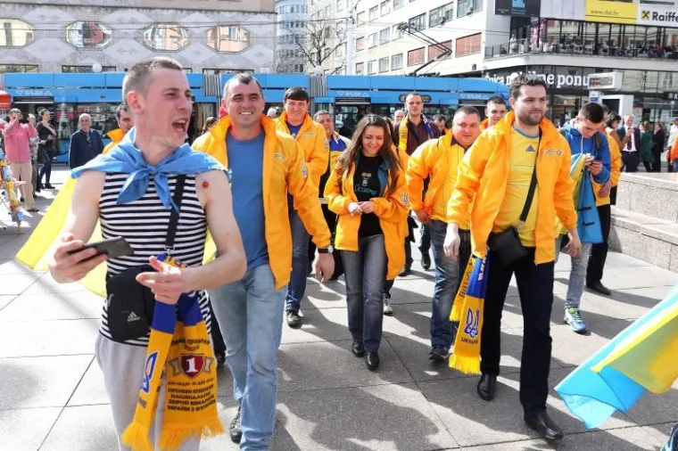 A GDJE SU 'KOCKICE'? Ukrajinski navijači u žuto obojali centar Zagreba