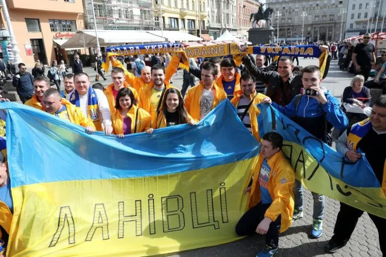 A GDJE SU 'KOCKICE'? Ukrajinski navijači u žuto obojali centar Zagreba