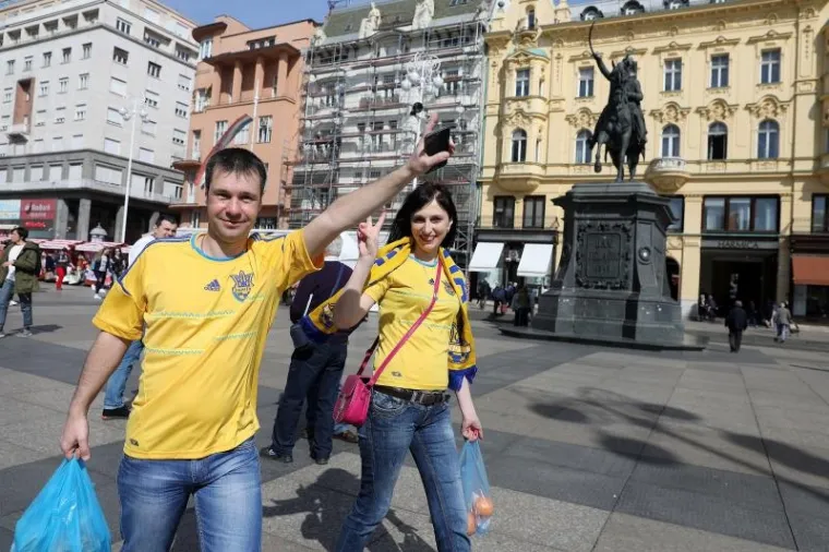 A GDJE SU 'KOCKICE'? Ukrajinski navijači u žuto obojali centar Zagreba